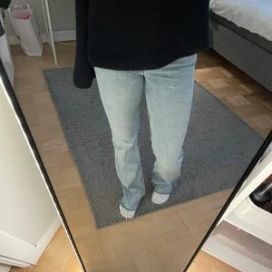 Full length flare jeans - supersnygga jeans från ginatricot! klippt nån cm kortare men fortfarande långa i benen (är ca 170 på bilden)☺️pris går att diskuteras vid snabb affär❤️