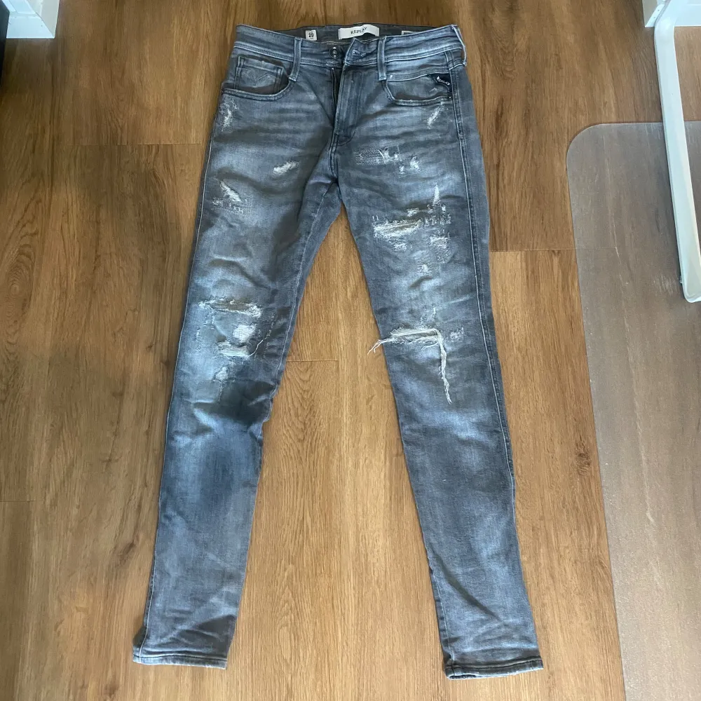 Modellen Bronny (super slim fit) sitter lite mer loose än anbass. Storlek 28/30. Jeans & Byxor.