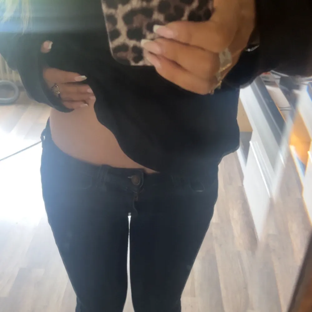 säljer dessa jätte snygga lowwaist jeans från hollister!❤️ säljer då jag bara använt dem ca 2 ggr❣️ storlek 32, sitter jätte bra och bra skick💗 skriv om du vill ha fler bilder osv!. Jeans & Byxor.