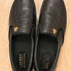 Ett par nya Ralph Lauren Loafers i stl 42, som tyvärr är för små och kommer ej till användning 