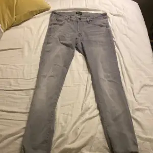 Skit bra skick knappt använda storleken är 32/32 slim/glenn. Från Jack&jones. Nya kostar runt 200kr eller mer.