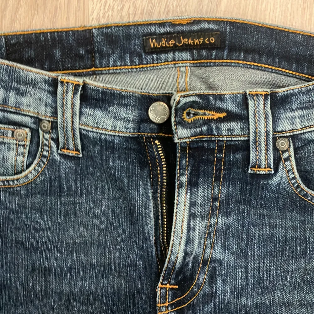 Snygga Nudie jeans som är i toppskick nypriset på dessa ligger på 1600 vårat pris är 299 priset kan diskuteras L34. Jeans & Byxor.