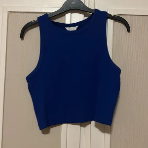 Mörkblått linne - Säljer detta jättesöta linnet då det inte är min stil längre! Använd ett fåtal gånger så i fint skick! Nypris: ≈99kr