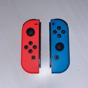 Säljer mina 2 Joy-cons, då jag nydligen sålt mitt Switch till någon som hade egna kontroller. Är i bra skick och kan fraktas!