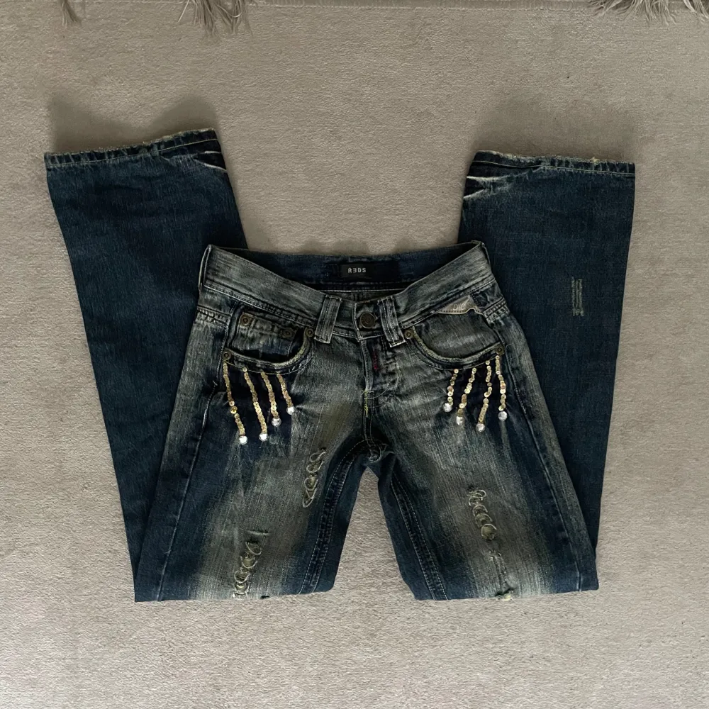 As coola och snygga lågmidjade jeans med fina detaljer! Innerbenslängd: 77cm midjemått:35cm  Säljer pga dom är lite långa på mig, på bilden har jag vikt upp dom . Jeans & Byxor.