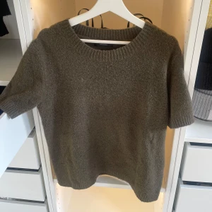 Stickad t-shirt Lene Sand - stickad t-shirt från Lene Sand. nypris 1399kr. använd 2 ggr så i nyskick. Material: merino ull