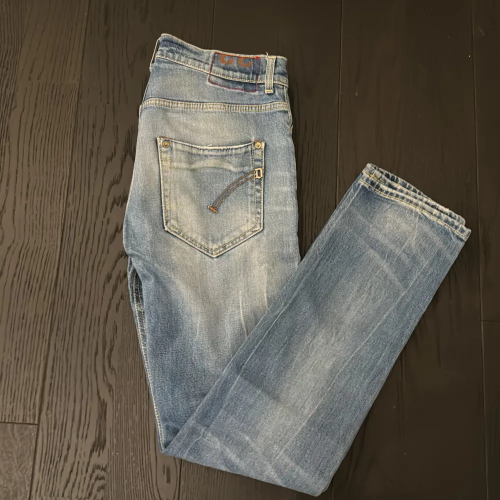 Snygga dondup jeans. Skick 8,5/10. Nypris 3000. Mitt pris 949. Size 33. Mått finns på bilderna . Jeans & Byxor.