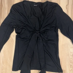 Fin Gina topp! - Jättefin och populär topp/blus från Gina tricot som är använd cirka 2 gånger. (Sista bilden är lånad från ginas hemsida) 
