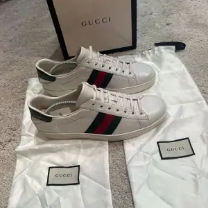 Gucci ace sneakers storlek 44.5. Skick 9/10 som ny med dustbags. Pris 2299kr 