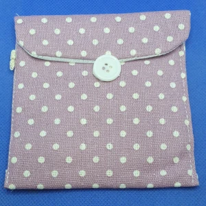 Liten necessär - Liten väska / necessär som du kan ha tex tamponger / bindor i för att enklare hålla reda på dessa i väskan. Mått på dessa är ca 11 × 11 cm.