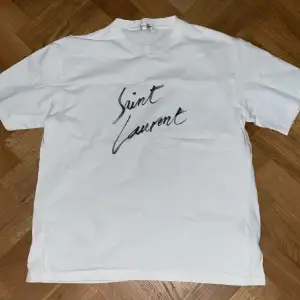 Säljer nu denna feta saint Laurent T-shirt, använd 4 gånger och är fräscht. Kom in med pris förslag🔥🔥⚡️⭐️