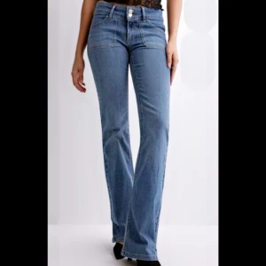 Low Waist Bootcut Jeans - Jeans från Nelly Stretchigt material Utsvängda byxben Dragkedjegylf med knappar framtill Fickor framtill och baktill. säljer dom pga att dom är för små för mig och är använda ungefär 2 ggr köpte förra året och dom är i bra skick. köpt för 599kr 