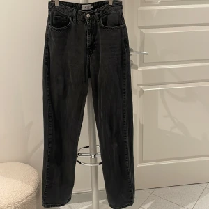Jeans  - Ett par grå/svarta jeans med högmidja. Braskick. 