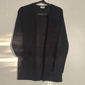 Cardigan Stl. XS - Storlek XS Ytterst lite använd, i fint skick Djur finns i hemmet 