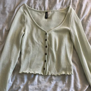 Kofta  - Så söt kofta från h&m i mintgrön färg. Koftan är i lite tunnare tyg men är lika snygg att ha öppen som stängd. Den är bara använd ett fåtal gånger så den är nästan i nyskick. ☁️💚