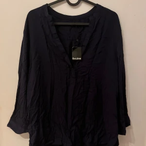 Mörk blå kort ärmad tröja - Helt ny. Jättebra kvalité.