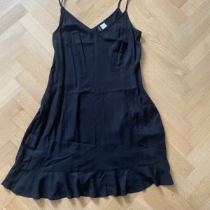 Little black dress - Svart miniklänning. Inga defekter.