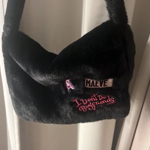 Lång Axelväska - Svart lurvig väska som går ner till höften , säljer för att jag inte har den stilen längre 