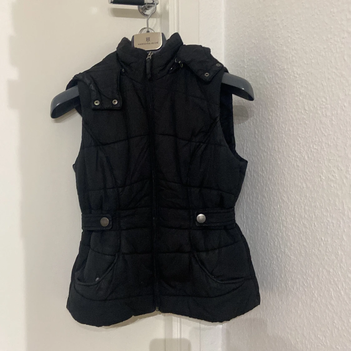 Svart quiltad dunväst med huva