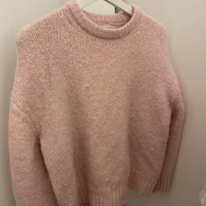 Rosa stickad tröja från Zara  - Storlek S Bra skick! Andvänd ett fåtal gånger Slutat andvända då den är för liten