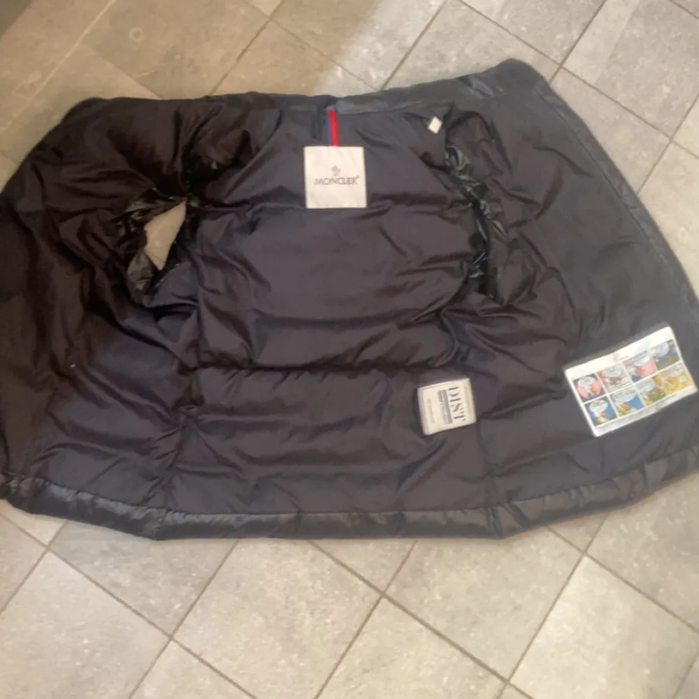 Hej, har bestämt för att sälja vidare min moncler väst, säljer den billigt imed att jag tradea den så har inte förpackning. Plus så sparar jag upp till en Xbox just nu och vill ha snabba pengar. Pris diskuteras. Värd mycket mer dock än priset jag har. Takit.
