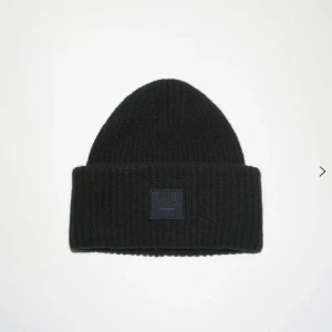 Acne mössa - Säljer denna superfina acne mössa. Bra skick, köpt 2022 och ganska mycket andvänd men inget tecken på att jag har andvänt den mycket. Kontakta gärna vid frågor och om du är intresserad💗💗