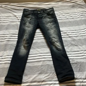 Jack and Jones jeans - Ett nice par j&j jeans slim fit med slitningar. Storlek 33/32. Pris 500