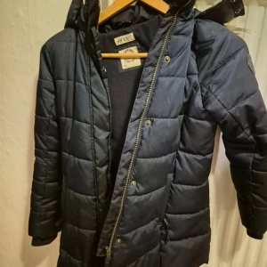 Vinterjacka - Mörkblå vinterjacka från H&M. Använd två gånger bara.