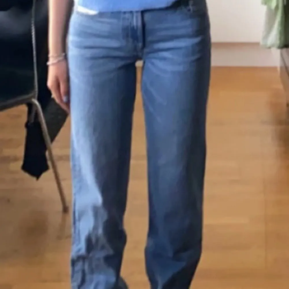 Midwaist jeans från pull & bear. I mycket bra skick förutom lite skav längs ned på benen. Säljer då de inte kommer till användning längre. Ny pris 400.. Jeans & Byxor.