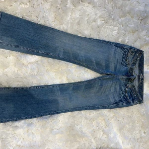 Bootcut miss me jeans - Sjukt snygga miss me jeans med jättecoola fickor! Verkligen så unika. Inte helt säker på om jag ska sälja, men kom gärna med prisförslag. Köpt vintage i paris 🤍  Storlek: w28