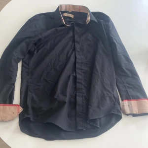 Burberry skjorta - Säljer nu min tvärfeta burberry skjorta💯 9/10 skick endast använd ett fåtal gånger🔥 TTS och extremt skönt material och en färg som funkar till det mesta samt det nya printet på insidan av ärmar och vid knapparna. Vid frågor skriv gärna! // Don G
