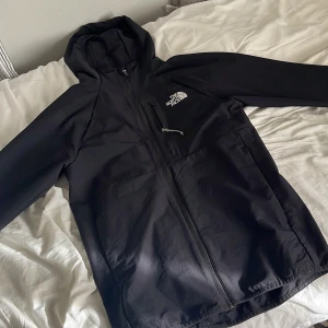 The north face jacka  - Hej 👋säljer denna the north face jackan, helt ny och har inte använt den. Inga skador och den är äkta. Köpte för 1100 