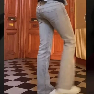 Grå lågmidjade jeans  - Fina jeans från Gina Young köpta för över ett år sedan men endast använda ca 3 gånger. Nyskick. Storlek 152 men passar bra på mig (165). Säljer pga att jag har ett par andra ja anvönder mer🩷🩷