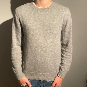 Cashmere tröja  - Säljer denna riktigt feta cashmere tröja från A DAYS MARCH då den inte används.  Skick 9/10. Nypris är 2500, säljs för 999kr