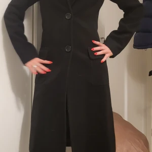 Superfin kappa i ull och kashmir strl 36 - Använd endast 2ggr. Nyskick. Fin figursydd modell. Strl 36. Wera.