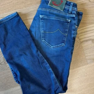 Jacob Cohen jeans - Blåa Jacob Cohen jeans i bra skick, passar personer med längd mellan 170-178 cm. Snygga och stilrena.