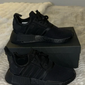 Adidas NMD R1 J - Helt nya Adidas Skor i storlek 36, små i storleken så lutar mer åt 35/5. Endast använda inomhus, box tillkommer!
