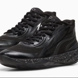 Lemolo ball mb.02 Oreos  - Ett par Lemolo ball mb.02 Oreos som är basketskor. Använda och har litet tecken på användning som visas på bilden där den där sönder upptill. Därför säljs billigare. 