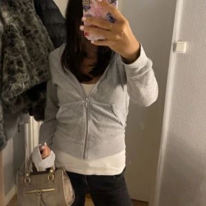 juicy couture kofta vintage - säljer nu min jätte fina vintage gråa juicy couture kofta som inte kommer till ngn användning längre koftan är i storlek M men den sitter som en s egentligen