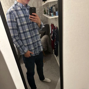 Ralph Lauren skjorta - Säljer denna feta Ralph Lauren skjorta då den inte kommer till användning. Skicket är superbra och finns inga tecken på användning. Färgen är blå/vit. Nypris: 1500. Hör av dig vid frågor! Pris kan diskuteras vid snabb affär😊