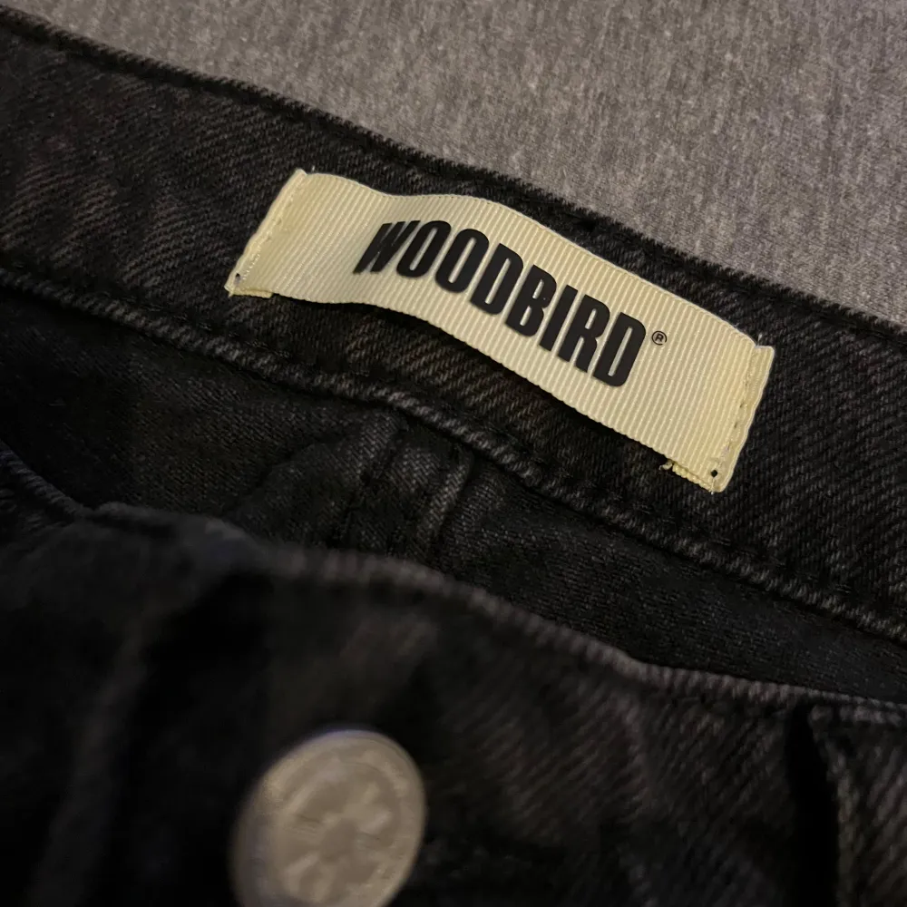 Helt oanvänd och är köpt från kennedies snygga svarta woodbird jeans.. Jeans & Byxor.