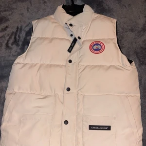 Canada goose väst - Använt en gång, helt oskadad o jätte fin, storlek S men passar M oxå