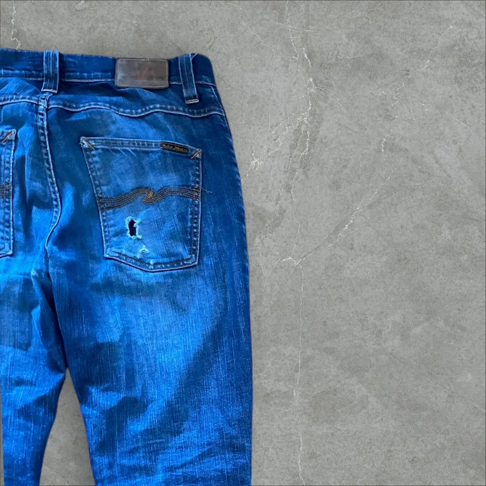 Riktigt snygga Nudie jeans med Slitningar! Skick: 8/10 Strl: 32/32  Bildmodell: 180,73kg. Jeans & Byxor.