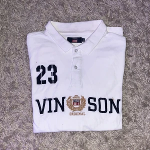Vinson Polo Club Piké tröja - Hallå där! Nu har jag bestämt mig för att sälja min piké tröja för att det helt enkelt inte är min stil längre. Tröjan är i väldigt bra skick knappt använd och storleken är XL.