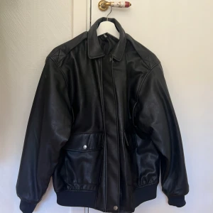 Skinnjacka - Jättefin skinnjacka/läderimitation från H&M. Helt ny o aldrig använd! Nypris 499 kr.