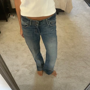 Low waist  - Lågmidjade raka jeans  Innerbenslängd: 79 cm Midjemått: 39 cm