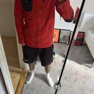 Burton | snowboard jacka - Säljer nu min Burton jacka som aldrig är använd, ny pris cirka 1000kr. Skriv gärna vid frågor eller för fler bilder!