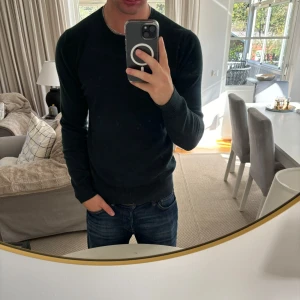 J.Lindeberg Kashmir tröja - Hej säljer nu min J.Lindeberg 100% kashmir tröja i storlek M. Den är i nyskick och kommer vara otroligt snygg i höst/vinter. Nypris cirka 1400kr! Vi kommer att sälja liknande produkter nu närmare vinter så glöm inte följa profilen!🌊🍾