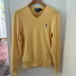 Ralph Lauren - Säljer denna tröja eftersom den har blivit för liten för mig och för att jag inte använder den. Skicket är bra och den har Inge defekter. Skriv för mer frågor eller bilder 