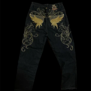Jeans - säljer dessa jeans eftersom jag ej använder de längre, nytt skick. Guld detaljer och nitar. vet inte vart dom kommer ifrån tyvärr eller om de är äkta men de står game time som märke 🫶